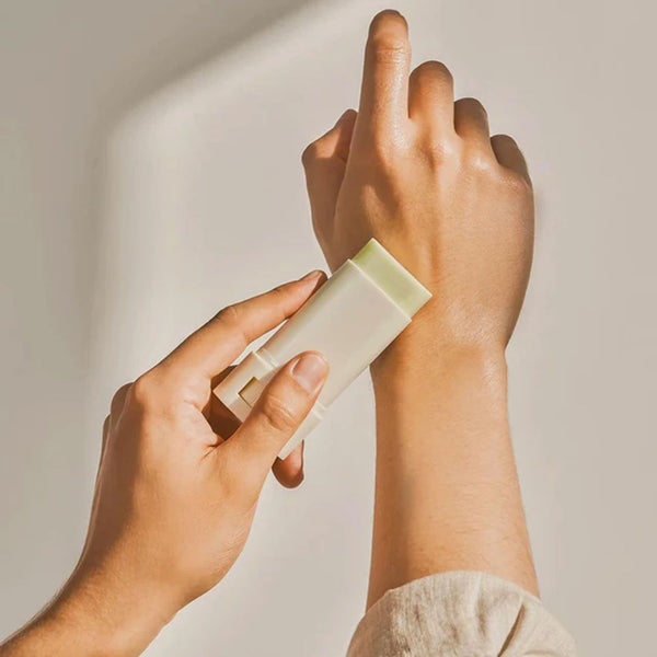 Stick reaplicador viral gracias a su acabado mate y no pegajoso. Ideal para mantener tu piel protegida todo el día. 